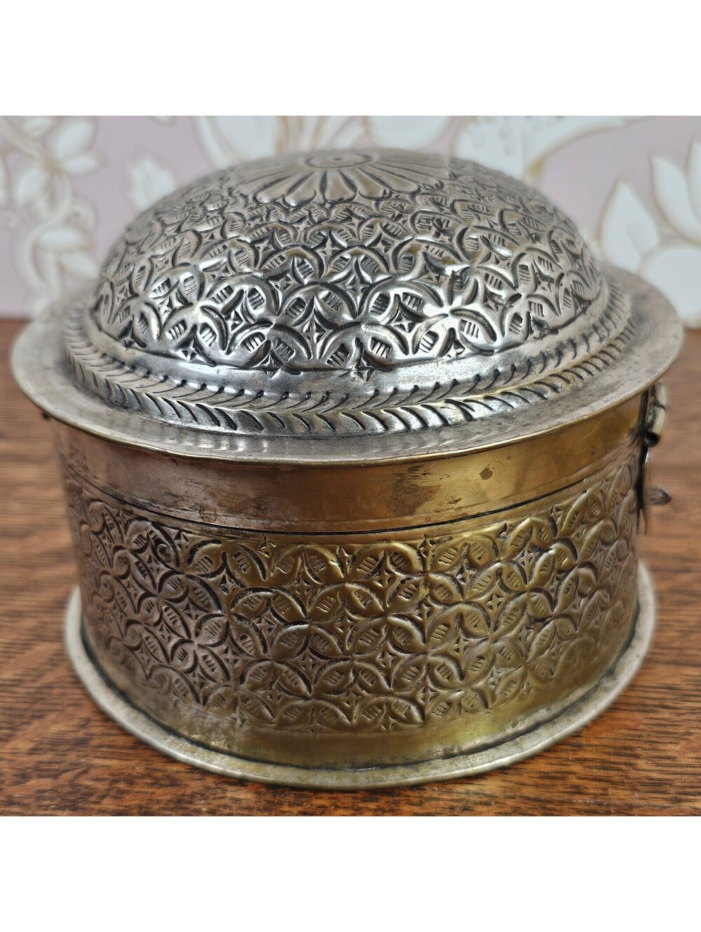 Vintage India Embossed Round Locking Jewelry Trinket Box 5" - Picture 8 of 15